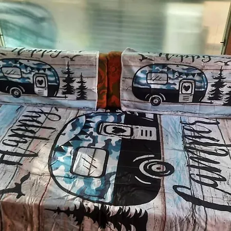 Tinyhaus Am Flughafen, Der Dlr Und Esa Campsite *
