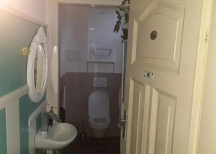 Tinyhaus Am Flughafen, Der Dlr Und Esa Campsite *